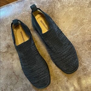 Bernardo Women's Black Flat Slip On Shoes. Very Good Condition. Size 9.